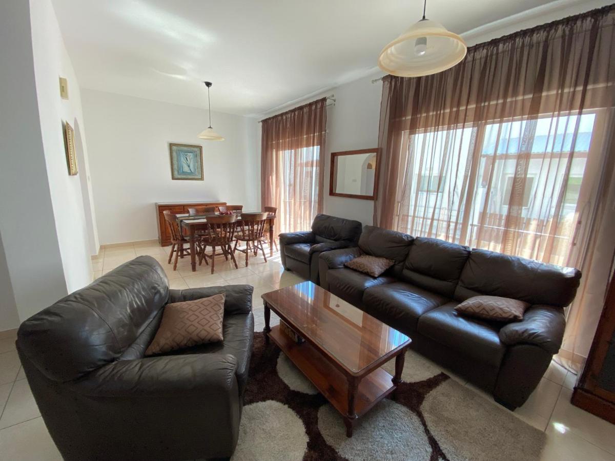 Vilă Three Bedroom Casa De *